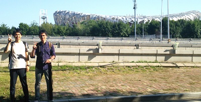会議場の目の前にあるオリンピック競技場の鳥の巣とともに。