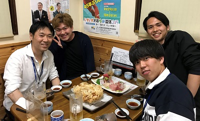 実験の合間を縫って、OBの川端くんとともに楽しい食事会。