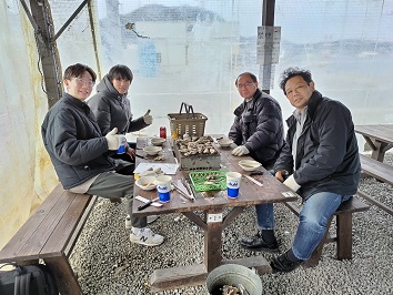 実験の前に相生の焼き牡蠣で景気づけ。藤田先生、石井先生とともに。