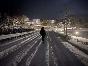 予想外の大雪に見舞われました。軽く雪遊びをしておきました。