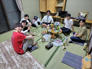 夕食、温泉の後はゆったりと懇親会。