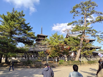 エクスカーションで法隆寺に行きました。観光客がいっぱい。