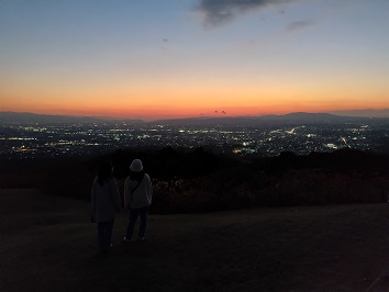 若草山から夜景を楽しみました。寒かった。