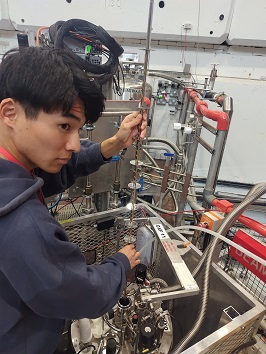 注意深く試料ホルダーをクライオに挿入。